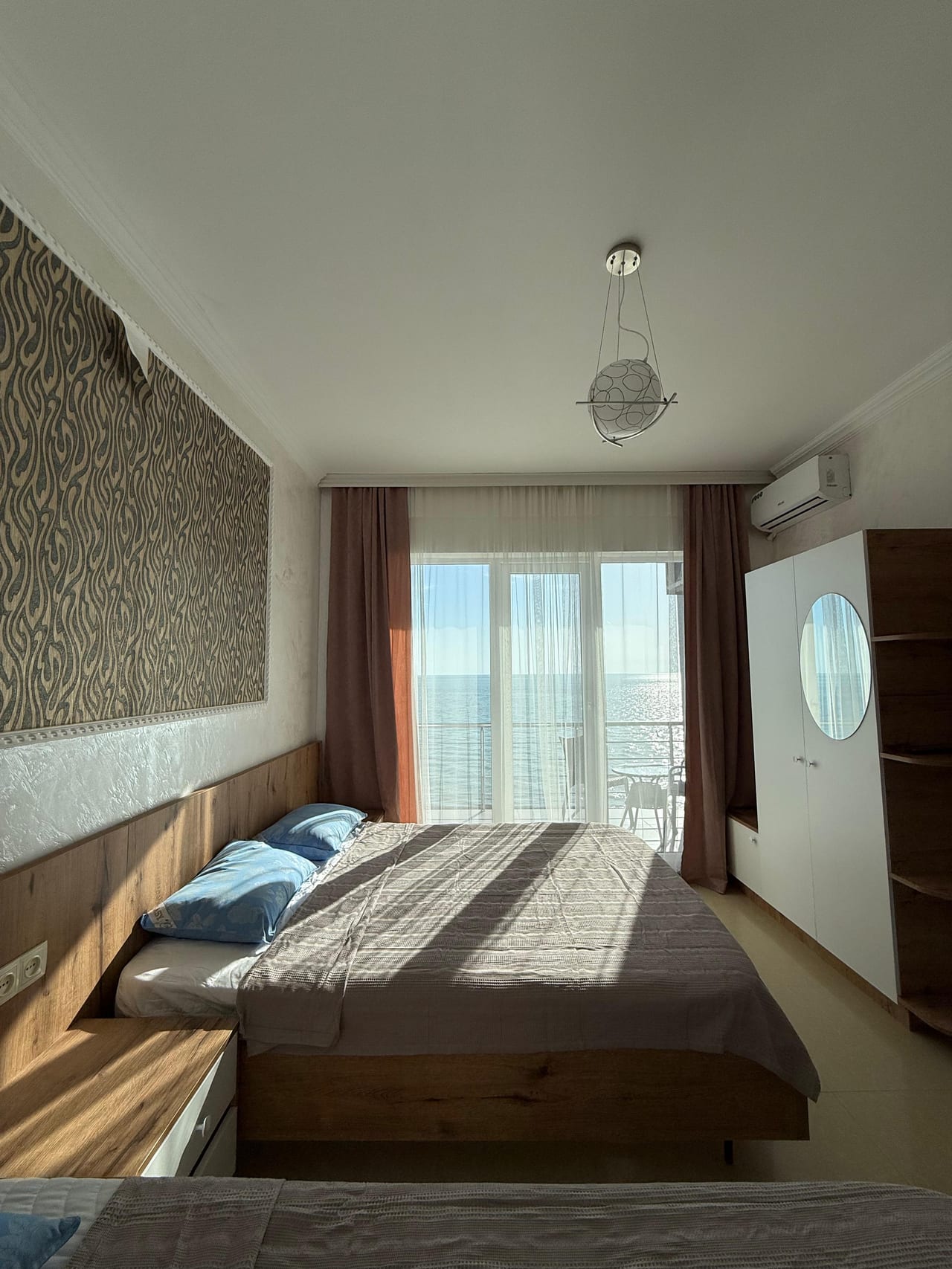 Hotel Sunlight — обложка